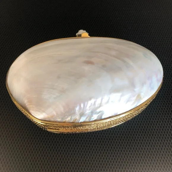Gorgeous Genuine Oyster Mother of Pearl Clutch ๐ค๐ฆช ๐ - Picture 1 of 9